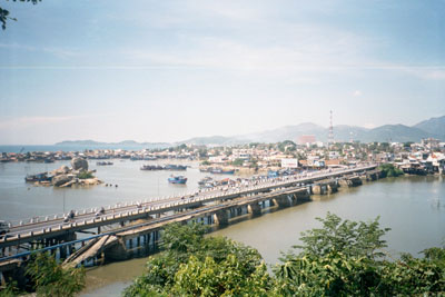 Hạn chế phương tiện lưu thông qua cầu Xóm Bóng