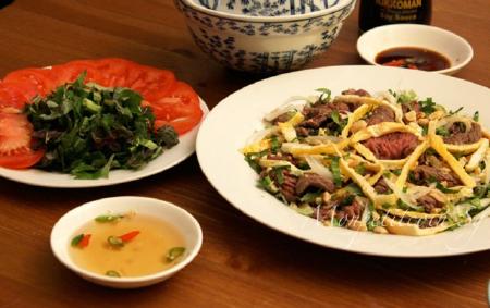 Món ăn: Gỏi bò nhúng giấm trộn trứng