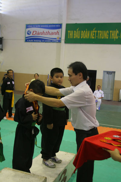 Trao 23 bộ huy chương các loại