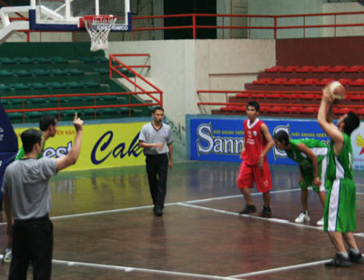 Buồn tẻ vì vắng bóng khán giả