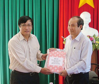 Bàn giao hồ sơ, danh sách chính thức những người ứng cử đại biểu Quốc hội khóa XIII và đại biểu HĐND tỉnh nhiệm kỳ 2011 - 2016 cho Ủy ban Bầu cử tỉnh