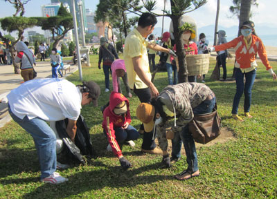 Tổ chức nhặt rác làm sạch công viên và bãi biển Nha Trang