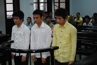 Giật giỏ xách, 3 bị cáo chia nhau 90 tháng tù