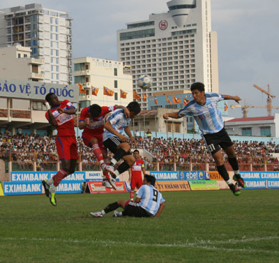 Đội chủ nhà tự đánh mất chiến thắng