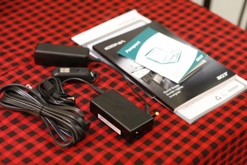 Phụ kiện có cáp sạc và sách hướng dẫn.