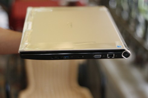 Cạnh trái có đường cắm nguồn, cổng HDMI và 2 cổng USB.