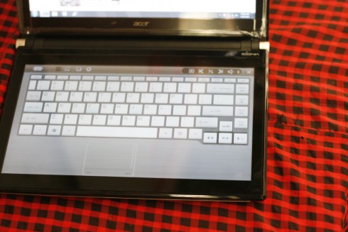 Màn hình phía dưới có thể biến thành bàn phím cảm ứng để gõ văn bản.