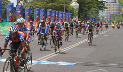 Sôi nổi các chặng đua ở phố biển