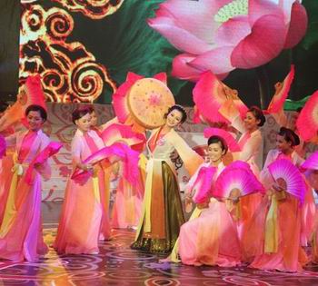 Xử lý nghiêm việc sử dụng trang phục biểu diễn không phù hợp