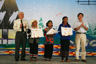 Cái khó bó... danh hiệu