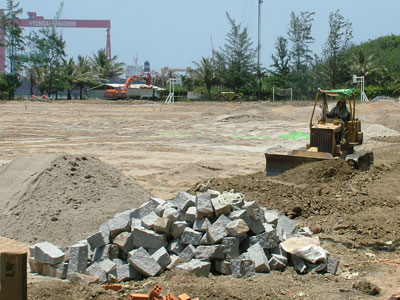 Đầu tư hơn 100.000 USD xây dựng sân bóng đá dành cho người lao động