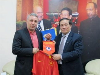Huấn luyện viên đội tuyển Việt Nam: Không thể là Stoichkov!
