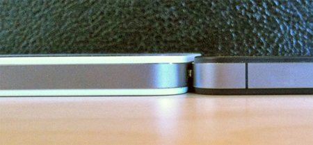 iPhone 4 trắng (trái) và đen.