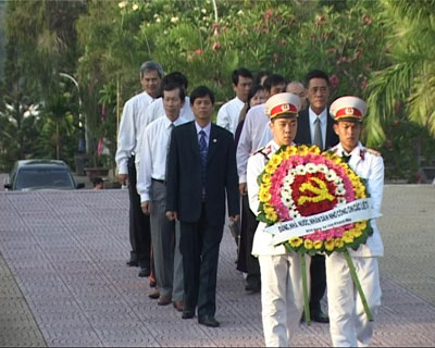 Viếng Nghĩa trang liệt sĩ Hòn Dung và dâng hương tại điện thờ Tháp Trầm Hương