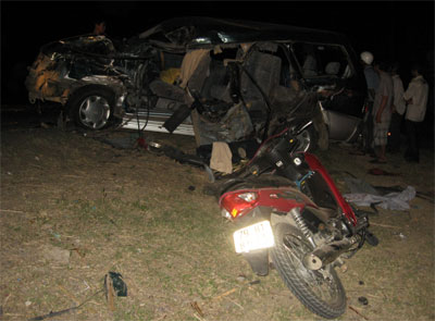 Xe tải đấu đầu xe khách, 1 người chết, 10 người bị thương