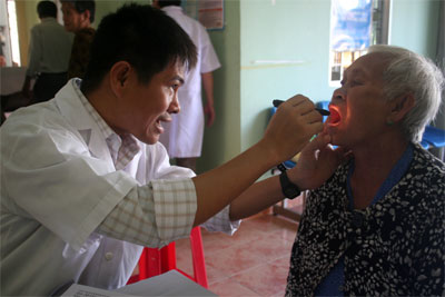 Gần 620 người dân vùng khó khăn được khám chữa bệnh và cấp thuốc miễn phí