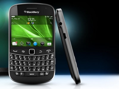 BlackBerry 9900 vẫn mang thiết kế với dáng dấp quen thuộc 