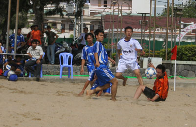 11 đội bóng tranh tài