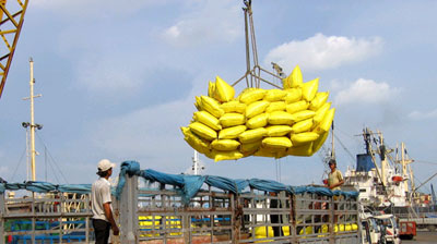 USD giảm, giá hàng vẫn cao