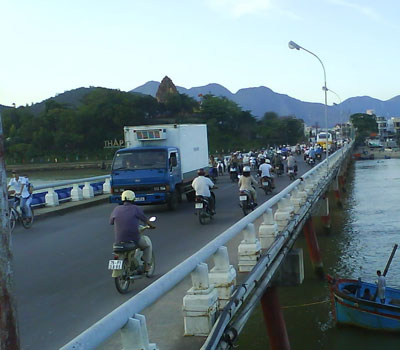 Cấm người và các phương tiện lưu thông qua cầu Xóm Bóng