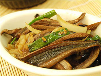 Mách bạn: Mẹo làm lươn không tanh