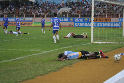 “Dấu lặng” của V-League 2011 sau lượt đi