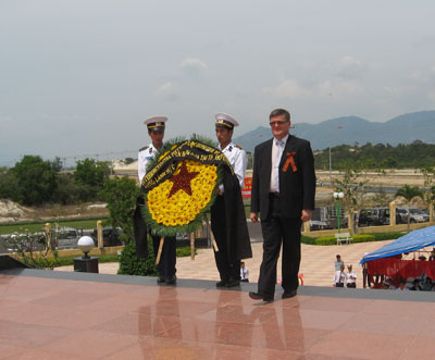 Đặt vòng hoa tưởng niệm các quân nhân Liên Xô cũ, Nga và Việt Nam tại Tượng đài Cam Ranh