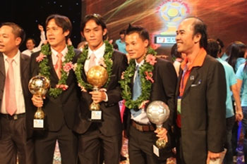 Tiền vệ Minh Phương giành Quả bóng Vàng 2010