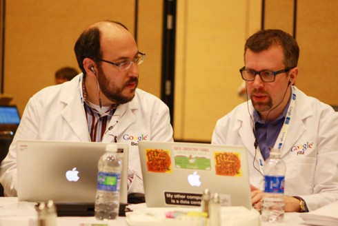 2 quan chức Google dùng máy tính xách tay MacBook Pro.