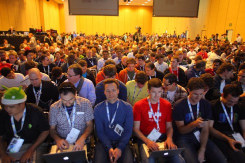 Ở phía dưới, nhiều khách hàng ngồi đầu tiên cũng sử dụng MacBook.