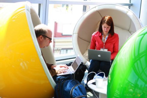 Màn hình của Apple được dùng để trình diễn cùng các sản phẩm mới của Google.