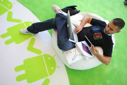 Các nhà báo tận dụng lúc nghỉ ngơi để lướt web bằng MacBook.