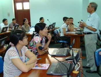 Bồi dưỡng chuyên môn với cả nhà giáo và cán bộ quản lý giáo dục