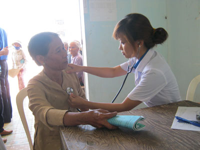 Thăm, khám bệnh, phát quà cho hơn 500 người dân xã Vạn Long (huyện Vạn Ninh)