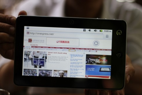Lướt web với máy tính bảng PI C002. 