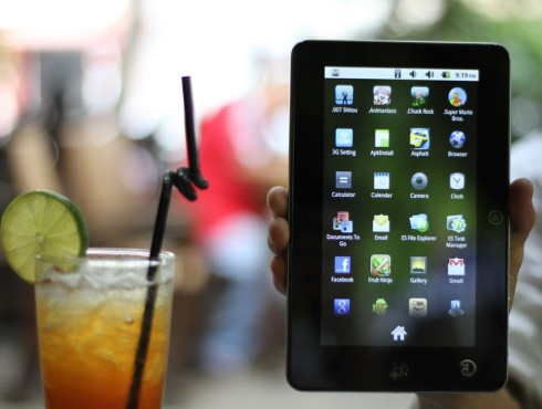 Cận cảnh máy tính bảng chơi game thương hiệu Việt. 