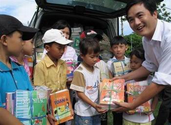 Tặng sách giáo khoa cho học sinh nghèo giúp các em có sách học tập - Ảnh minh họa