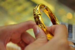 Vàng mất giá sáng đầu tuần