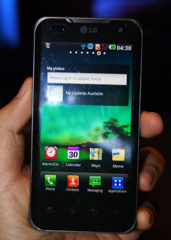 Optimus 2X chạy Android 2.2 Froyo và hỗ trợ tốt đa nhiệm. Ảnh: Hà Mai. 