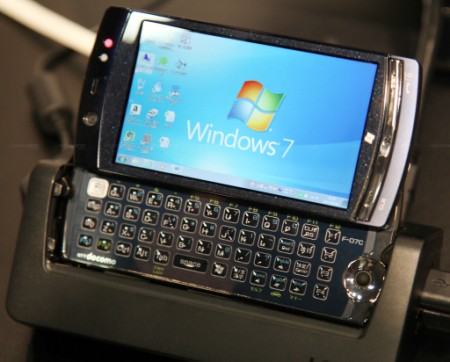 Smartphone F-07C dùng chip Intel Atom, hệ điều hành Windows 7 đầu tiên.