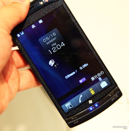 F-07C khi chuyển sang chế độ di động chạy nền tảng Symbian.