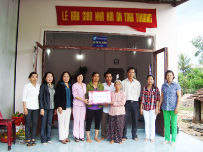 Trao tặng mái ấm tình thương cho phụ nữ nghèo xã Suối Tân (Cam Lâm)
