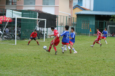 13 đội bóng tranh tài