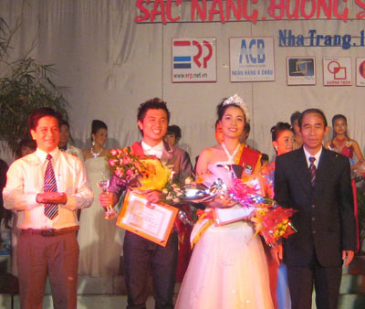 Thí sinh Đoàn Trung Tín và Quách Chấn Thuyên đăng quang Nam vương và Hoa khôi