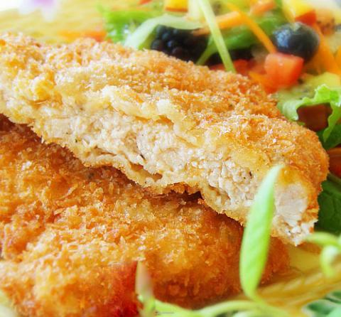 Đổi bữa với thịt lợn chiên xù và rau trộn