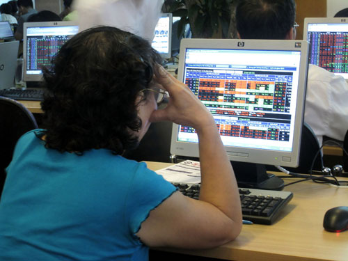 VN-Index tiếp tục rơi tự do