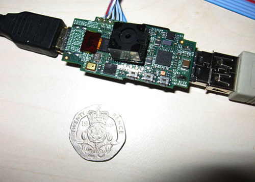 Raspberry Pi chỉ to bằng một đồng xu. 