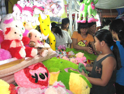 Nhộn nhịp thị trường quà tặng cho bé