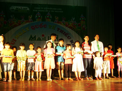 Trao 700 phần quà cho thiếu nhi