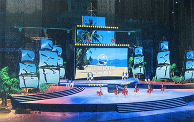 Đoàn ca múa nhạc dân gian quốc gia Cuba biểu diễn ở Lễ hội đường phố